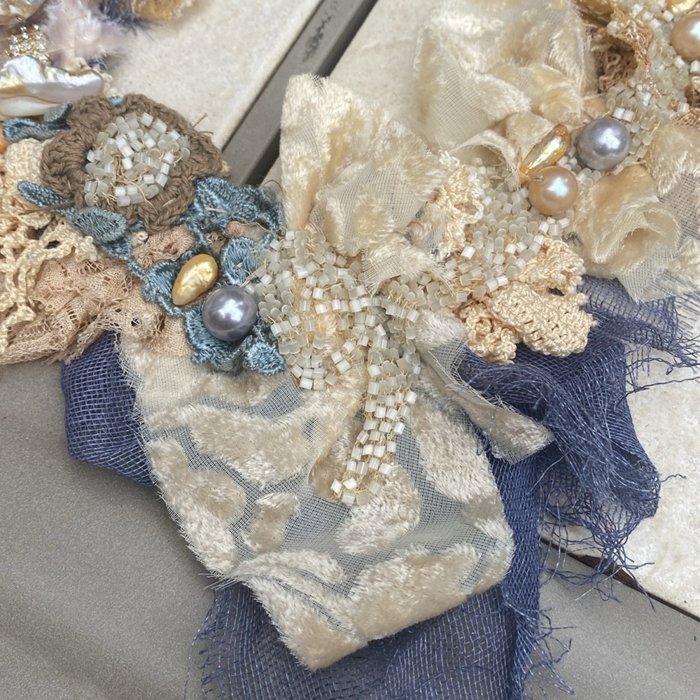 Exquisite jewelry designer handmade beaded necklace with silk velvet and pearls - Picture 5 of 8